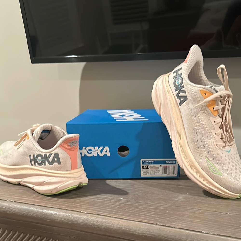Hoka Women’s Clifton 9 Beige, Coral, Peach & green.  Sz 8.5 Gently Worn (3-4X)